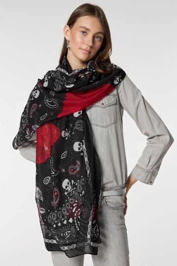 Ένα μοντέλο χονδρικής πώλησης ρούχων φοράει  Σάλι Με Εθνικ Σχέδιο - Μαύρο
, τούρκικο Σάλι χονδρικής πώλησης από Axesoire