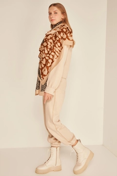 A wholesale clothing model wears axs10269-patchwork-leopard-patterned-shawl-beige, Turkish wholesale Shawl of Axesoire
