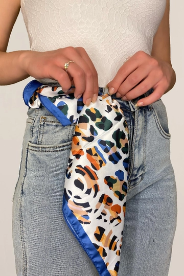 Ein Bekleidungsmodell aus dem Großhandel trägt  Saxophon-Bandana-Schal Mit Leopardenmuster – Blau
, türkischer Großhandel Halstuch von Axesoire