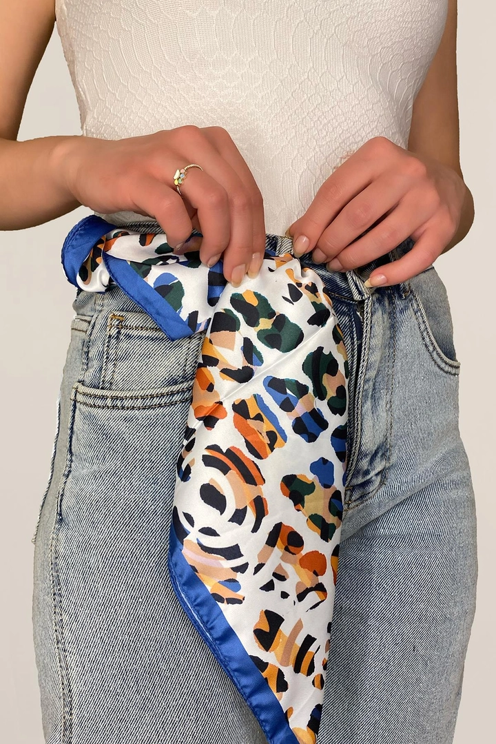 Una modella di abbigliamento all'ingrosso indossa axs10225-leopard-pattern-sax-bandana-scarf-blue, vendita all'ingrosso turca di Sciarpa di Axesoire