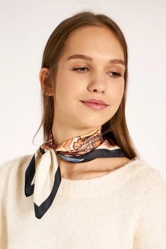 Een kledingmodel uit de groothandel draagt axs10229-scarf-brown, Turkse groothandel Sjaal van Axesoire