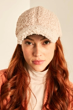 A wholesale clothing model wears axs10346-fur-cap-ecru, Turkish wholesale Hat of Axesoire
