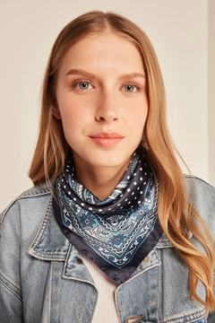 Bir model, Axesoire toptan giyim markasının axs10352-paisley-patterned-bandana-scarf-navy-blue toptan Atkı ürününü sergiliyor.