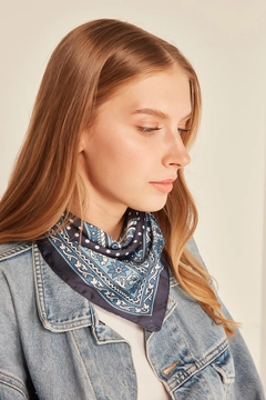 Bir model, Axesoire toptan giyim markasının axs10352-paisley-patterned-bandana-scarf-navy-blue toptan Atkı ürününü sergiliyor.