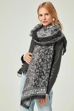 A wholesale clothing model wears axs10382-paisley-shawl-black, Turkish wholesale Shawl of Axesoire