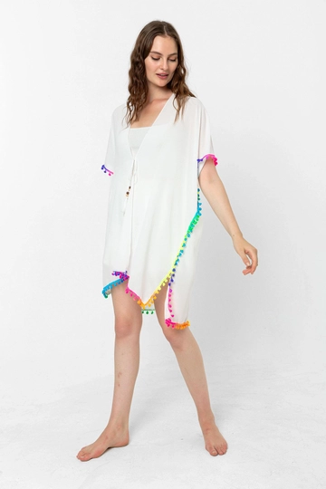 Bir model, Axesoire toptan giyim markasının  Renkli Püskül Detaylı  Pareo - Beyaz
 toptan Pareo ürününü sergiliyor.