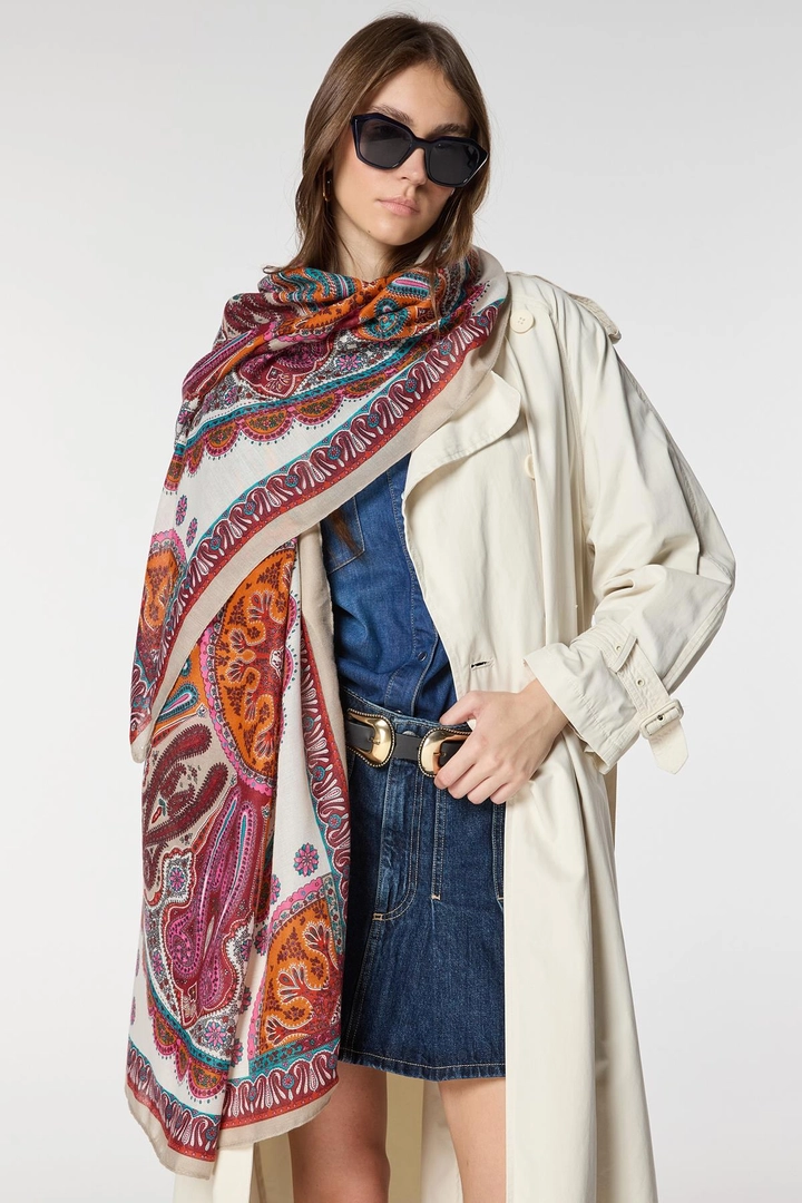 A wholesale clothing model wears axs10398-ethnic-patterned-shawl-white, Turkish wholesale Shawl of Axesoire