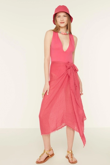 Bir model, Axesoire toptan giyim markasının  Şal - Fuşya
 toptan Şal ürününü sergiliyor.