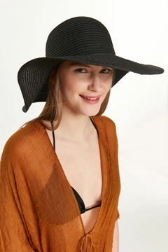 A wholesale clothing model wears axs10323-wide-straw-hat-black, Turkish wholesale Hat of Axesoire