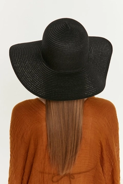 A wholesale clothing model wears axs10323-wide-straw-hat-black, Turkish wholesale Hat of Axesoire