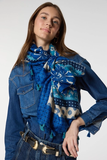 Ένα μοντέλο χονδρικής πώλησης ρούχων φοράει  Φούντα Σάλι Με Μοτίβο - Μπλε
, τούρκικο Σάλι χονδρικής πώλησης από Axesoire