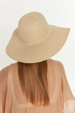 A wholesale clothing model wears axs10451-wide-straw-hat-beige, Turkish wholesale Hat of Axesoire