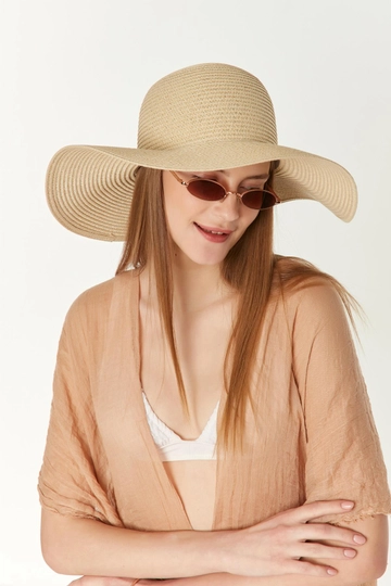 Bir model, Axesoire toptan giyim markasının  Geniş Hasır Şapka - Bej
 toptan Şapka ürününü sergiliyor.