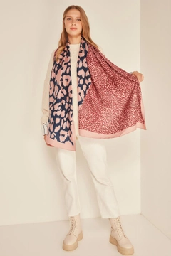 A wholesale clothing model wears axs10454-patchwork-leopard-patterned-shawl-pink, Turkish wholesale Shawl of Axesoire