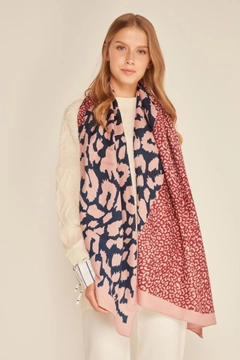 A wholesale clothing model wears axs10454-patchwork-leopard-patterned-shawl-pink, Turkish wholesale Shawl of Axesoire
