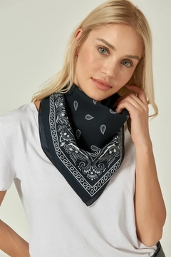 Bir model, Axesoire toptan giyim markasının axs10479-cotton-scarf-black toptan Atkı ürününü sergiliyor.