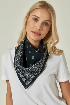 Een kledingmodel uit de groothandel draagt axs10479-cotton-scarf-black, Turkse groothandel Sjaal van Axesoire
