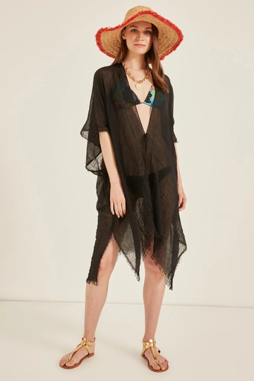 Bir model, Axesoire toptan giyim markasının  Pareo - Siyah
 toptan Pareo ürününü sergiliyor.