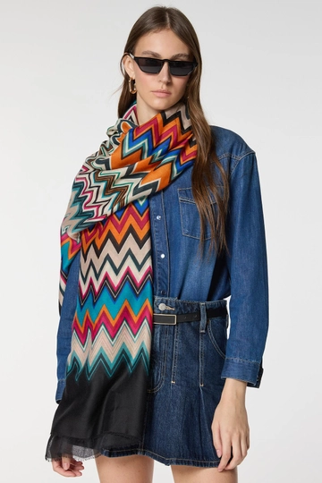 Ein Bekleidungsmodell aus dem Großhandel trägt  Zizgaz Gemusterter Schwarzer Schal – Blau
, türkischer Großhandel Halstuch von Axesoire