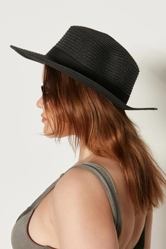 A wholesale clothing model wears axs10426-wide-straw-hat-black, Turkish wholesale Hat of Axesoire
