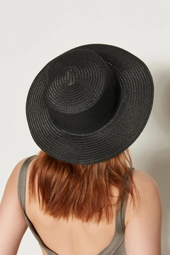 A wholesale clothing model wears axs10426-wide-straw-hat-black, Turkish wholesale Hat of Axesoire