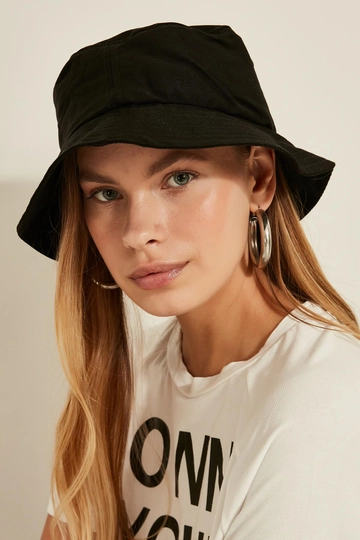 Bir model, Axesoire toptan giyim markasının  Bucket Şapka - Siyah
 toptan Şapka ürününü sergiliyor.