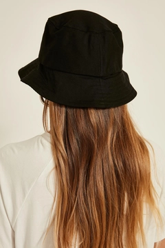 A wholesale clothing model wears axs10427-bucket-hat-black, Turkish wholesale Hat of Axesoire