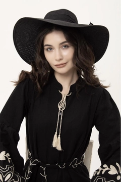 A wholesale clothing model wears axs10563-wide-straw-hat-with-bow-detail-black, Turkish wholesale Hat of Axesoire