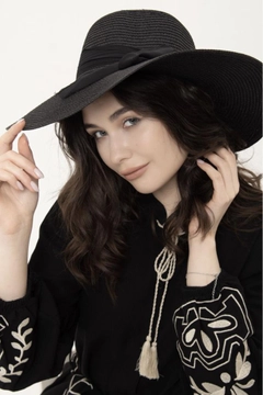A wholesale clothing model wears axs10563-wide-straw-hat-with-bow-detail-black, Turkish wholesale Hat of Axesoire