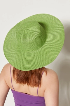 A wholesale clothing model wears axs10512-wide-straw-hat-green, Turkish wholesale Hat of Axesoire