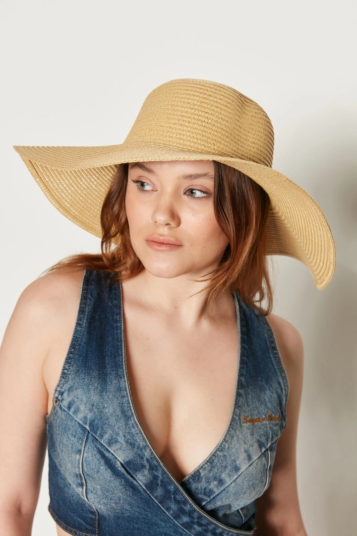 A wholesale clothing model wears axs10665-light-wide-straw-hat-beige, Turkish wholesale Hat of Axesoire