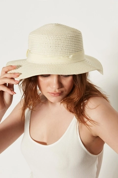 A wholesale clothing model wears axs10688-wide-straw-hat-ecru, Turkish wholesale Hat of Axesoire