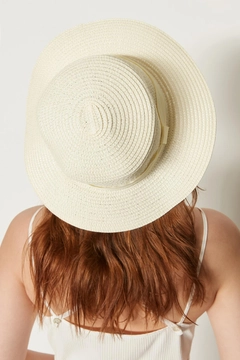 A wholesale clothing model wears axs10688-wide-straw-hat-ecru, Turkish wholesale Hat of Axesoire