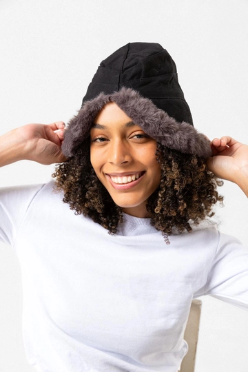 A wholesale clothing model wears  Bucket Hat With Fleece And Fur Inside - Black
, Turkish wholesale Hat of Axesoire