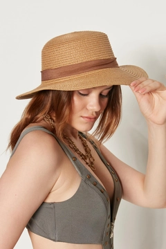 A wholesale clothing model wears axs10625-wide-straw-hat-camel, Turkish wholesale Hat of Axesoire