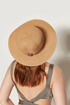 A wholesale clothing model wears axs10625-wide-straw-hat-camel, Turkish wholesale Hat of Axesoire