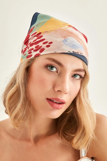 Bir model, Axesoire toptan giyim markasının  Kenarlıklı Renkli Fular - Lacivert
 toptan Atkı ürününü sergiliyor.