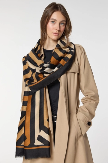 Ein Bekleidungsmodell aus dem Großhandel trägt  Schal Mit Streifenmuster - Schwarz
, türkischer Großhandel Halstuch von Axesoire
