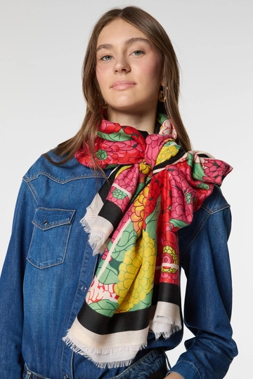 Ein Bekleidungsmodell aus dem Großhandel trägt  Blumengemusterter Schal – Schwarz
, türkischer Großhandel Halstuch von Axesoire