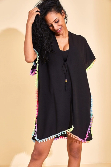 Bir model, Axesoire toptan giyim markasının  Renkli Püskül Detaylı  Pareo - Siyah
 toptan Pareo ürününü sergiliyor.