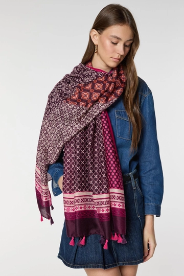 Een kledingmodel uit de groothandel draagt  Sjaal met etnisch patroon en kwastjes - Fuchsia
, Turkse groothandel Sjaal van Axesoire