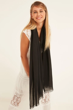 A wholesale clothing model wears axs10819-shawl-black, Turkish wholesale Shawl of Axesoire