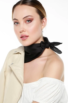 Bir model, Axesoire toptan giyim markasının axs10830-scarf-black toptan Atkı ürününü sergiliyor.