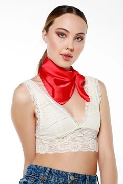 Een kledingmodel uit de groothandel draagt axs10953-scarf-red, Turkse groothandel Sjaal van Axesoire