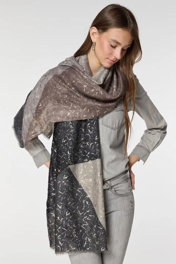 Een kledingmodel uit de groothandel draagt  Vergulde en kwastjes sjaal met etnisch patroon - Zwart
, Turkse groothandel Sjaal van Axesoire