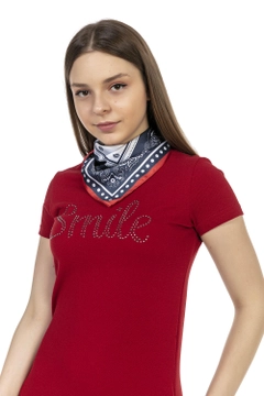 A wholesale clothing model wears axs10904-bordered-navy-blue-scarf-red, Turkish wholesale Scarf of Axesoire