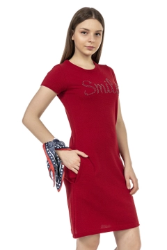 Bir model, Axesoire toptan giyim markasının axs10904-bordered-navy-blue-scarf-red toptan Atkı ürününü sergiliyor.
