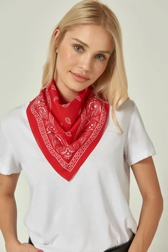 Bir model, Axesoire toptan giyim markasının axs10907-bandana-scarf-red toptan Atkı ürününü sergiliyor.
