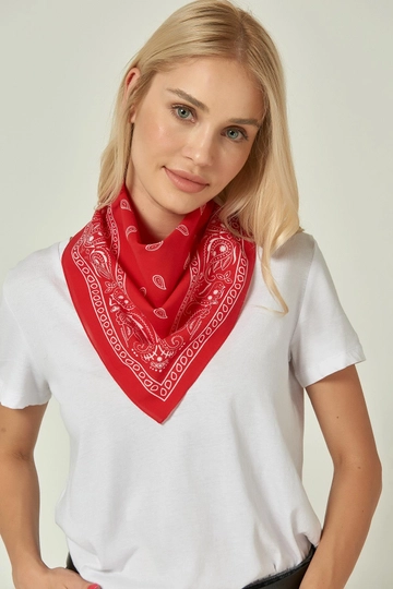 Bir model, Axesoire toptan giyim markasının  Bandana Fular - Kırmızı
 toptan Atkı ürününü sergiliyor.