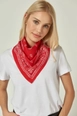 Bir model,  toptan giyim markasının axs10907-bandana-scarf-red toptan  ürününü sergiliyor.